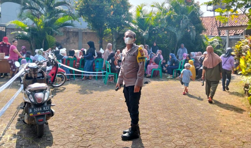 Polsek Pondok Gede Lakukan Monitoring, 659 Warga Jatiwarna Terima Bantuan Pangan