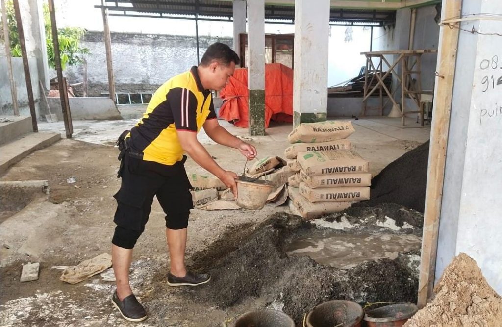 Polsek Medan Satria Melaksanakan Kegiatan kerja Bakti Religi “Masjid Jami Darul Amal”