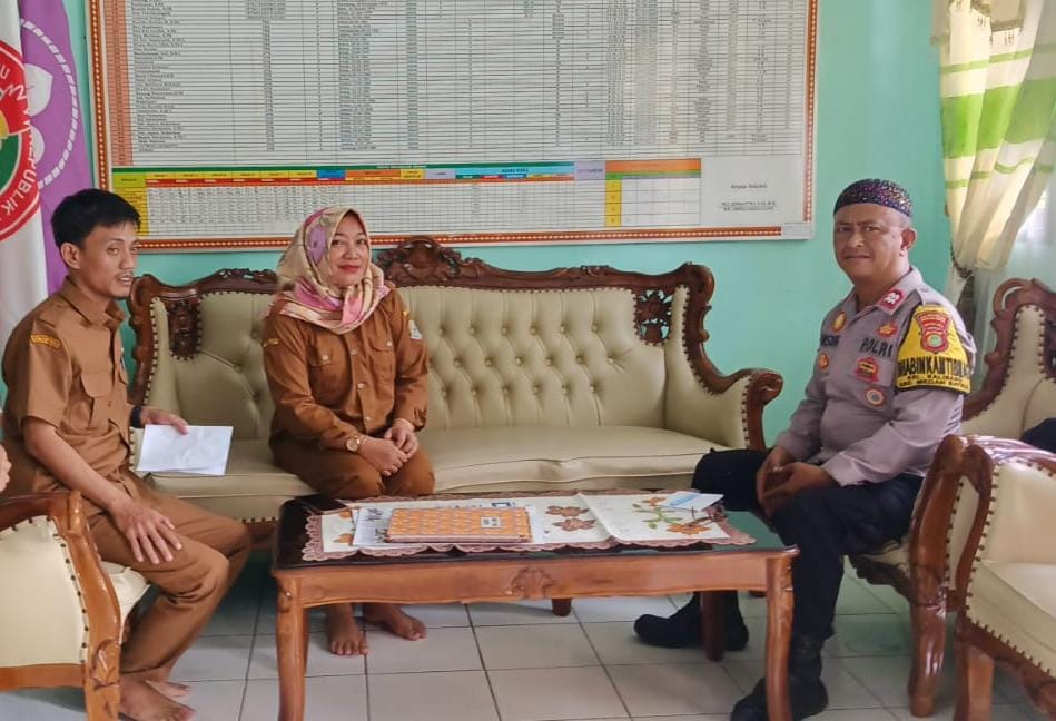 Bhabinkamtibmas Sambangi Sekolah, “Imbau Pelajar Taat Jam Malam”