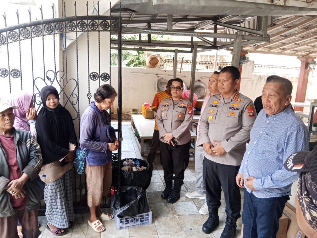 Jalin Silaturahmi, Kapolres Metro Bekasi Kota Bagikan 300 Porsi Makanan Gratis di Medansatria