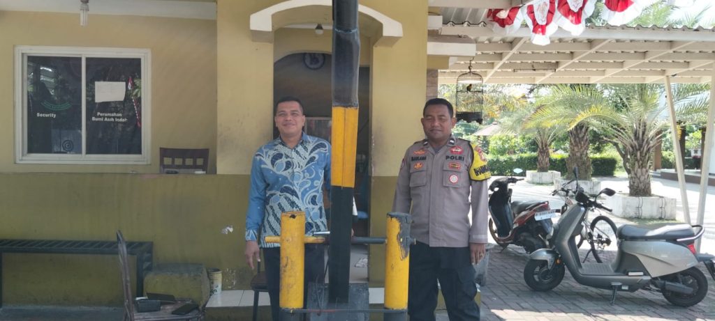 Tingkatkan Sinergi, Bhabinkamtibmas Jatiasih Pantau Keamanan di Perumahan Warga