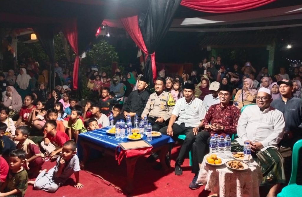 Merawat Persatuan, Bhabinkamtibmas Hadiri Malam Puncak HUT ke-80 RI di Rawalumbu