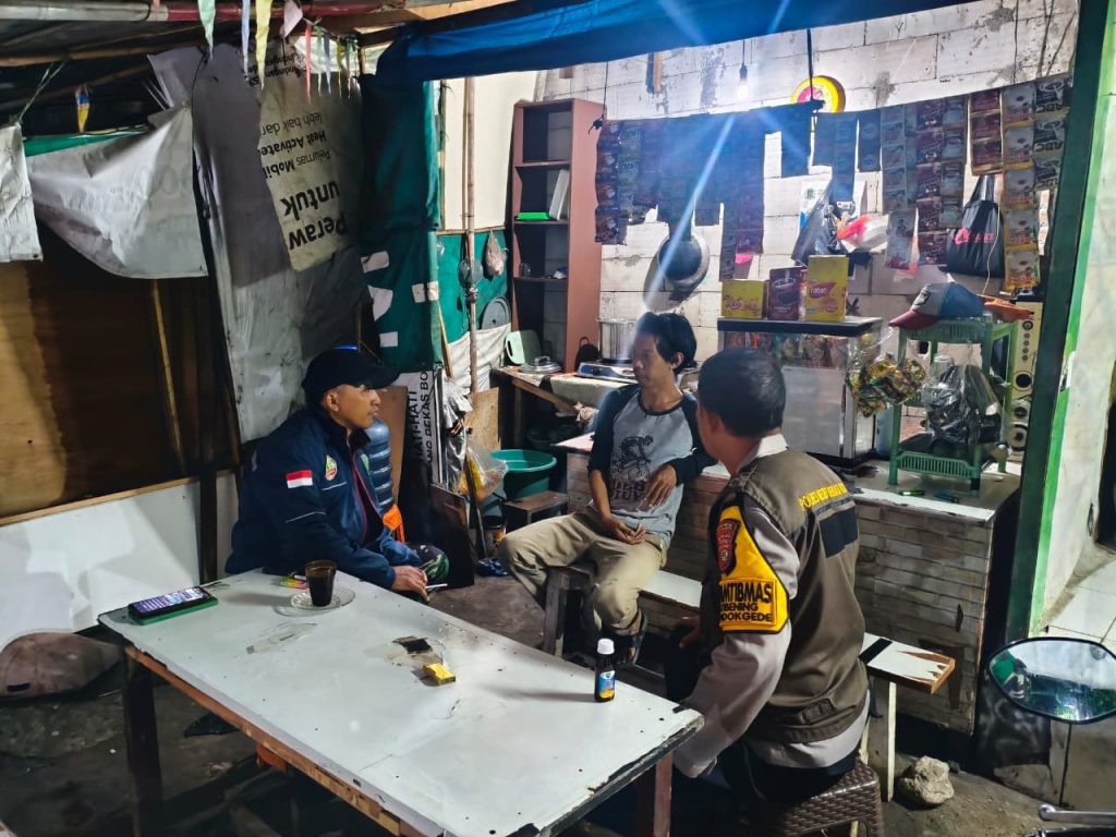 TNI-Polri Sinergi Jaga Kondusifitas, Bhabinkamtibmas dan Babinsa Gelar Patroli di Jatibening