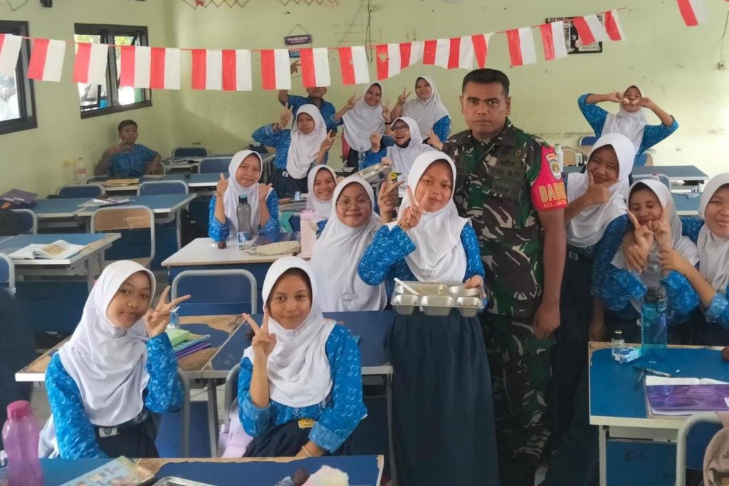 Pastikan Program Berjalan Lancar, TNI-Polri Awasi Distribusi Makanan Bergizi Gratis di Pondok Gede