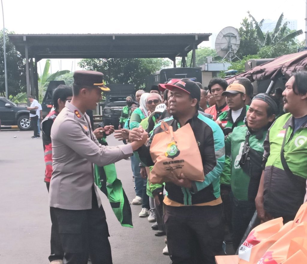 Polres Metro Bekasi Kota Gelar Bakti Sosial untuk Mitra Ojol, Bagi Sembako Gratis dan Jalin Silaturahmi Kamtibmas