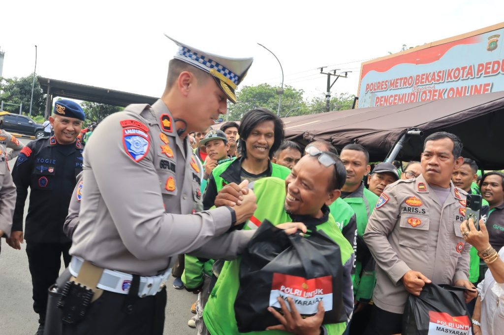 Polres Metro Bekasi Kota Gelar Silaturahmi dengan Driver Ojol, Bagikan Paket Sembako