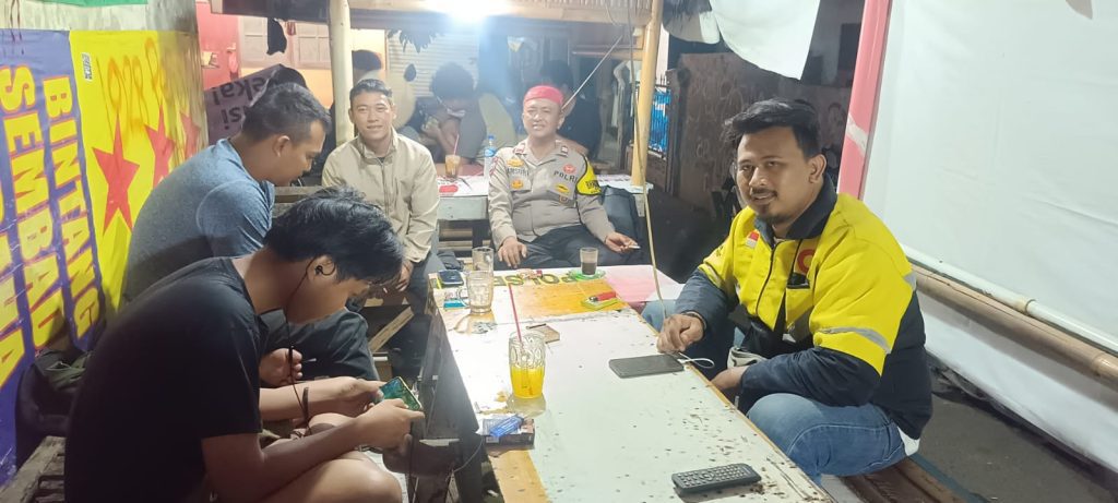 Patroli Dini Hari, Bhabinkamtibmas Kali Baru Polsek Medan Satria Imbau Pemuda Waspada Kejahatan dan Unjuk Rasa
