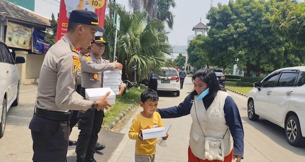 Jumat Berkah, Polsek Rawa Lumbu dan Siswa SIP 54 Gelar Aksi Sosial