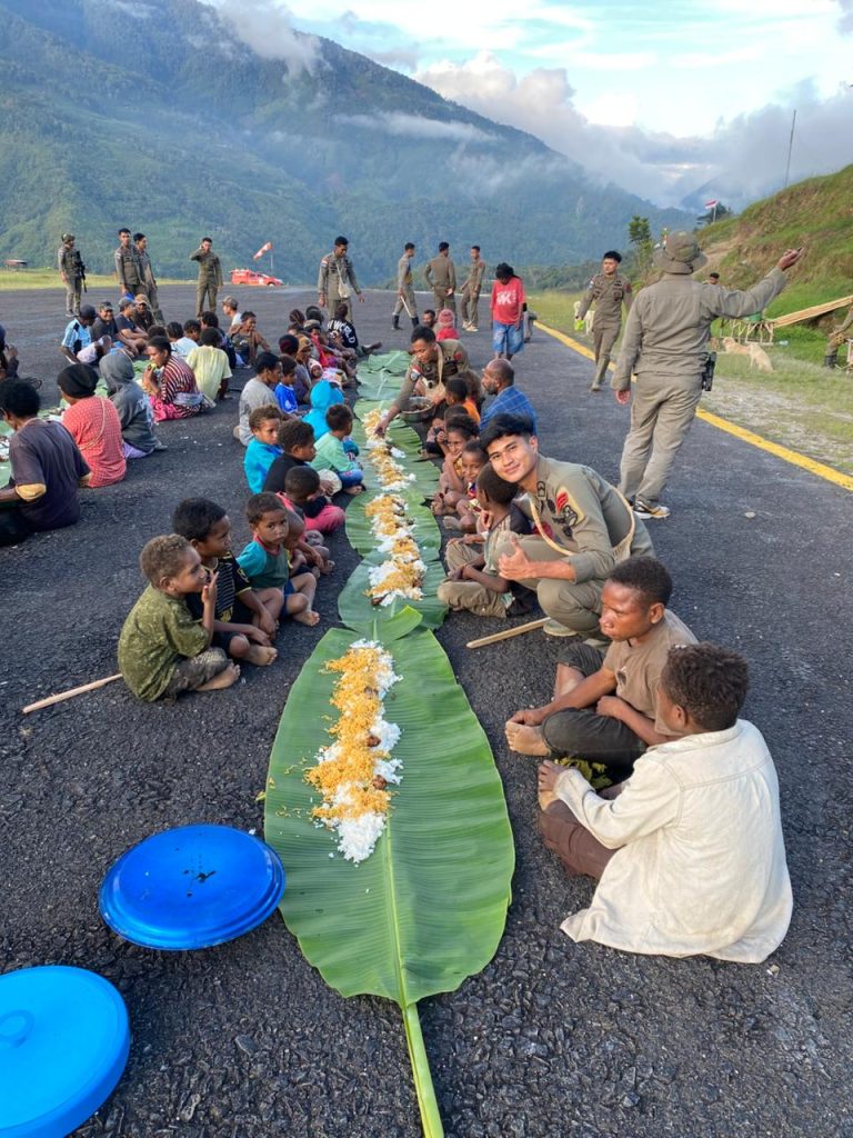 Satgas Ops Damai Cartenz Gelar Makan Bersama Warga di Kiwirok Hadirkan Senyum dan Kebahagiaan