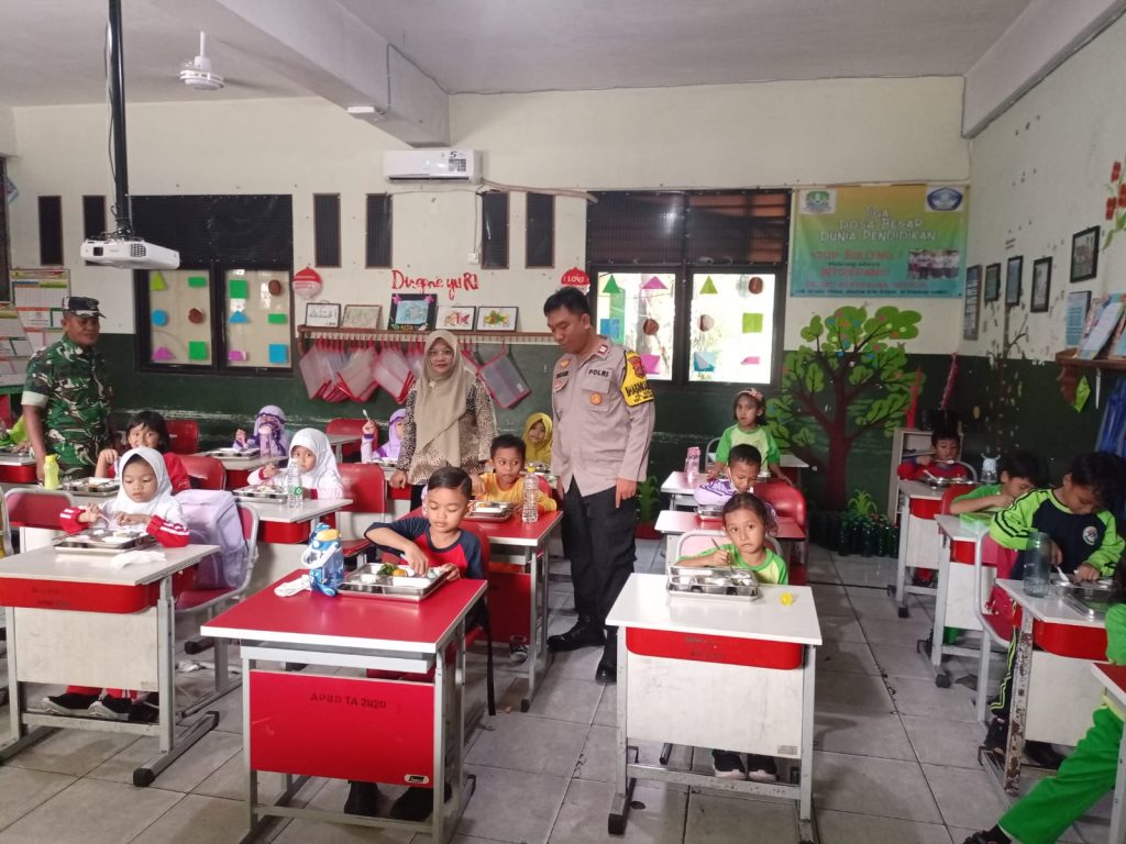 TNI-Polri Awasi Program Makan Bergizi Gratis, Pastikan Ribuan Siswa di Bekasi Barat Tercukupi