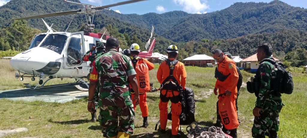 Personel Kodim 1710/Mimika Bersama Tim Gabungan Evakuasi Korban Kecelakaan Helikopter PK-IWS Milik PT. Intan Angkasa