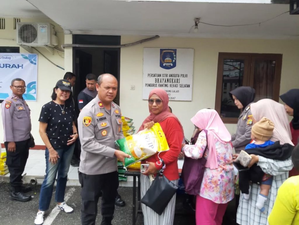 Warga Antusias Sambut Gerakan Pangan Murah di Polsek Bekasi Selatan