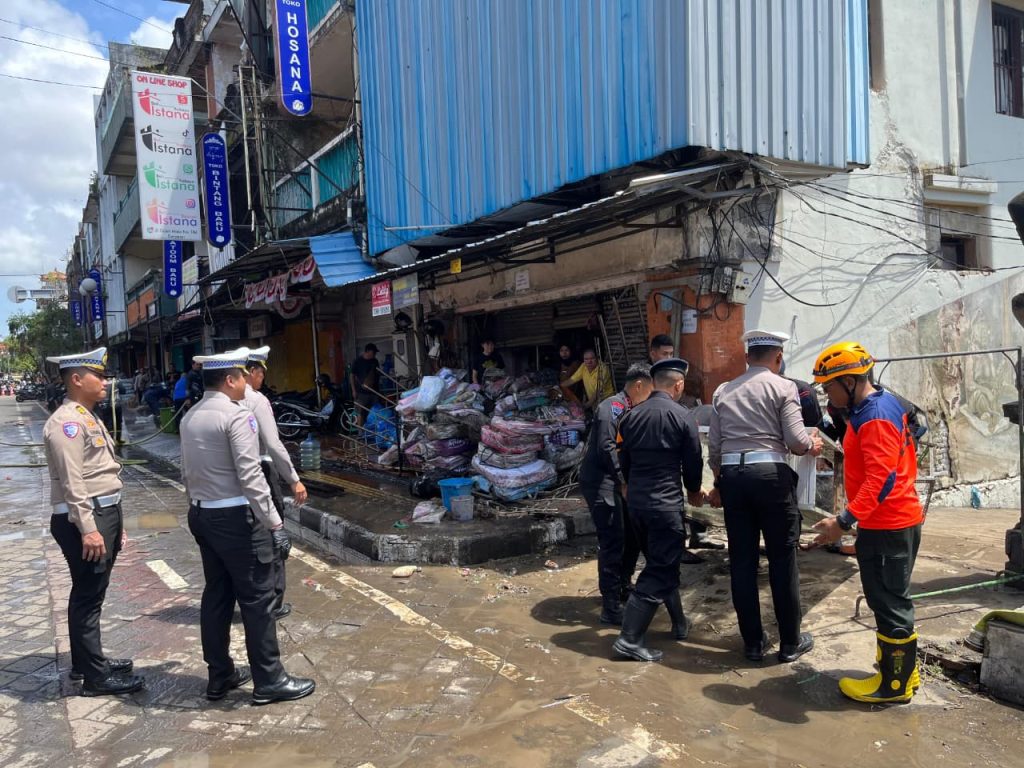 Pasca Banjir di Bali, Polisi Turun Bantu Warga Bersih-Bersih Lokasi Bencana