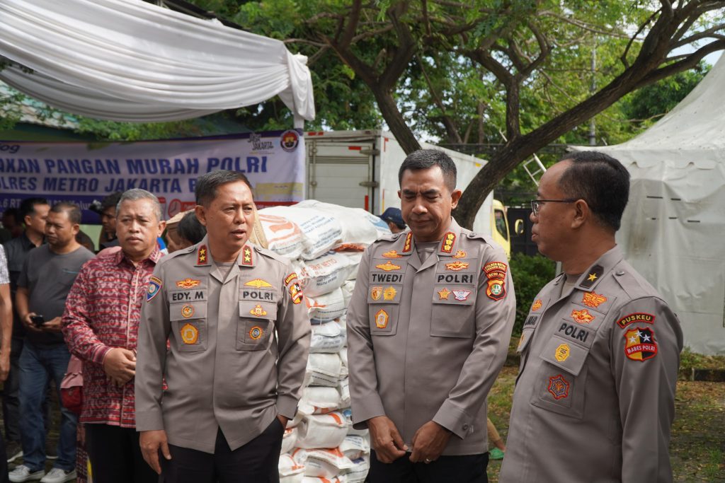 Gerakan Pangan Murah Polri dan Jumat Berkah Polres Metro Jakarta Barat, Ribuan Warga Jakbar Antusias Borong Beras dan Minyak