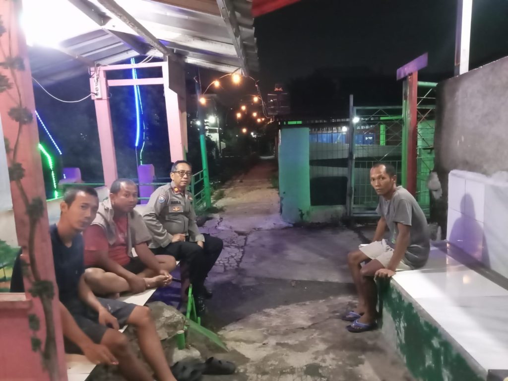 Pastikan Situasi Kondusif, Polsek Bekasi Barat Lakukan Patroli Siskamling