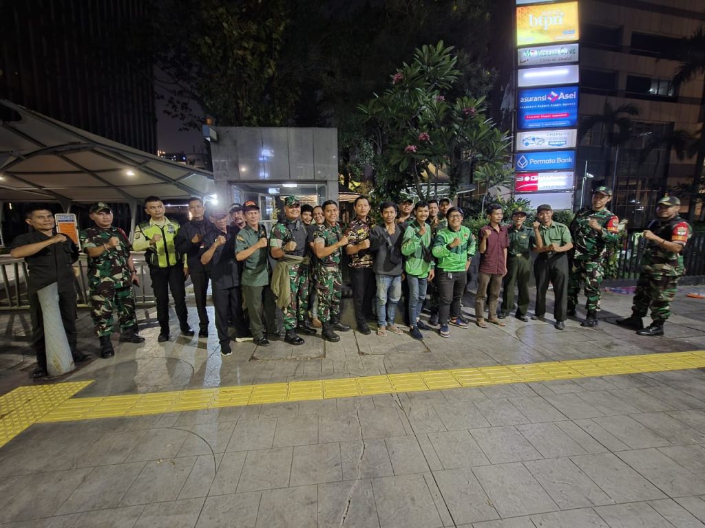 Jaga Kamtibmas. TNI Bersama Ormas Patroli di Setiabudi