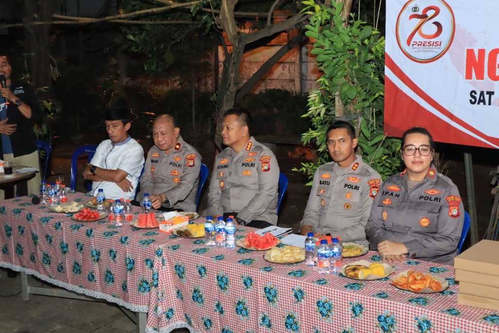 Ngopi Kamtibmas Sat Kamling Polres Metro Bekasi Kota Bersama Warga RW 04 Mustikasari