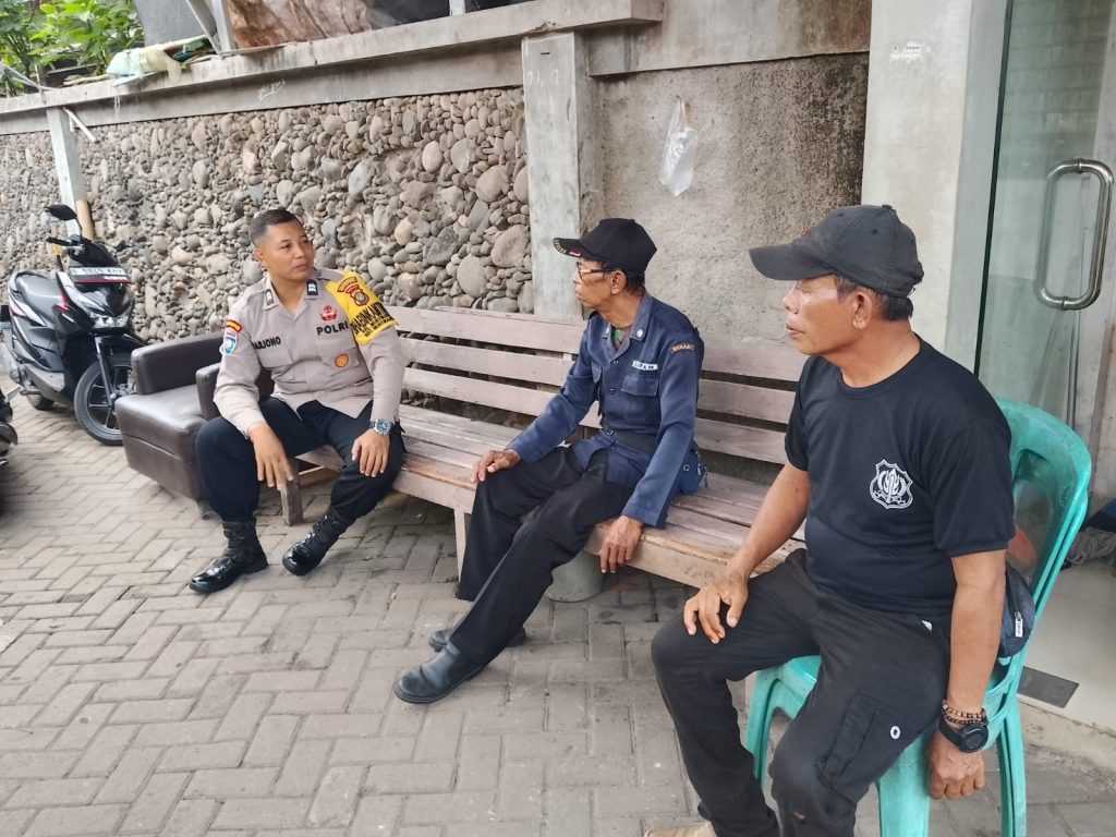 Perkuat Kemitraan,  Bhabinkamtibmas Mustikasari Sambangi Pos Keamanan Perumahan