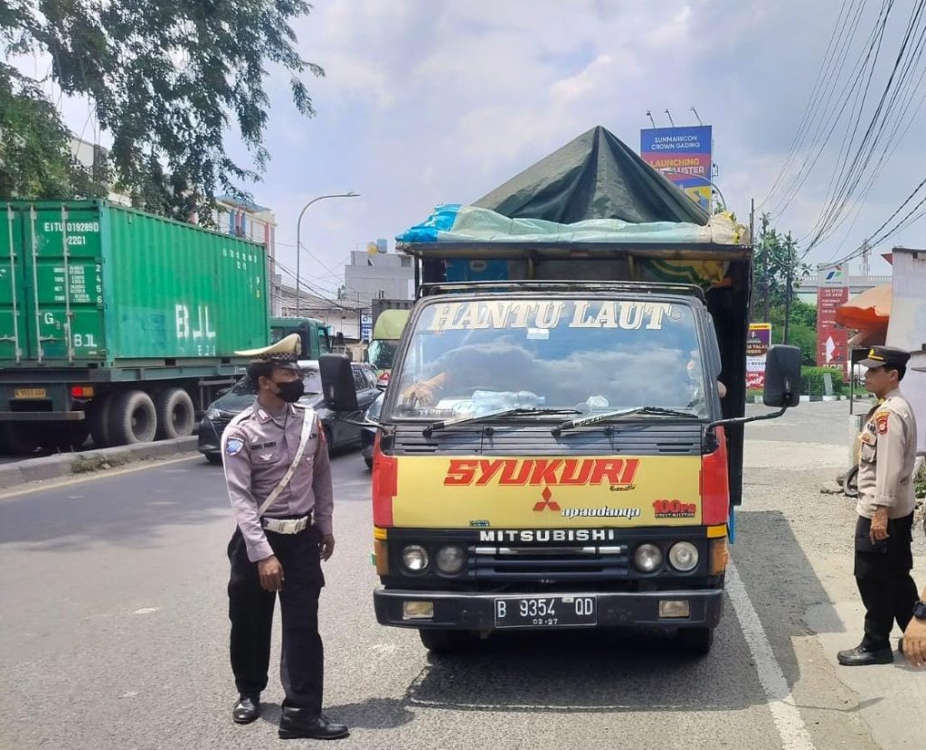 Antisipasi Pergerakan Massa, Polsek Medansatria Lakukan Penyekatan di Perbatasan Bekasi-Jakarta