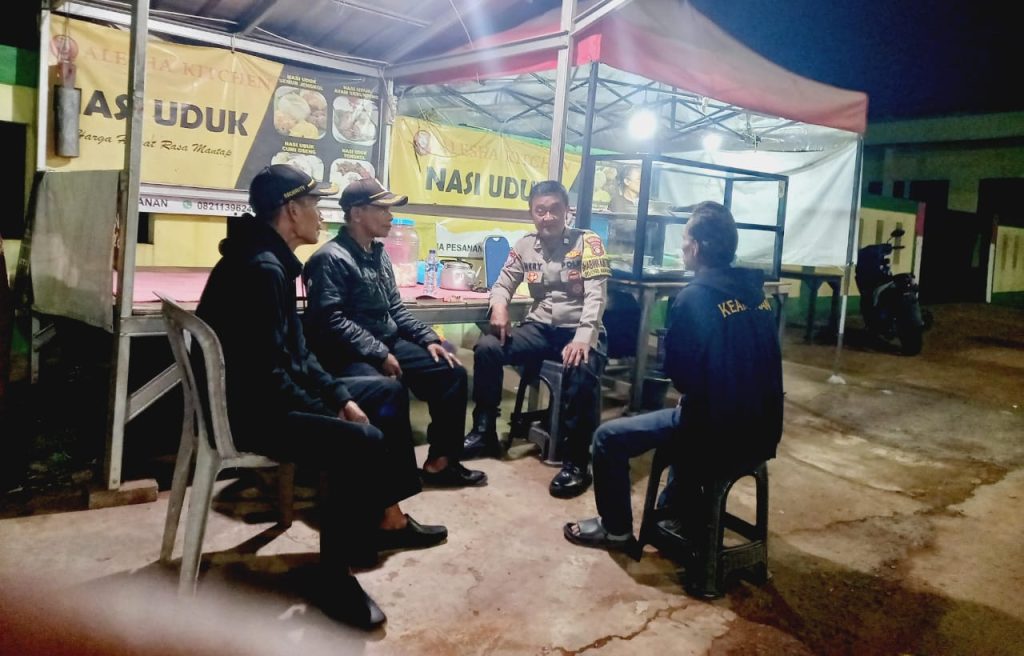 Tingkatkan Kewaspadaan, Polisi Sambangi Pos Kamling di Bojong Rawalumbu