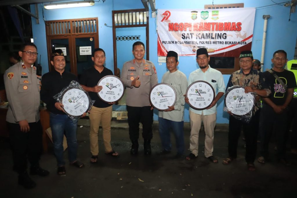 Kapolres Metro Bekasi Kota Sambangi “Ngopi Sat Kamling” di Medansatria