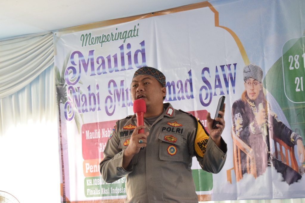 Perkuat Silaturahmi, Bhabinkamtibmas Hadiri Maulid Nabi di Harapan Mulya