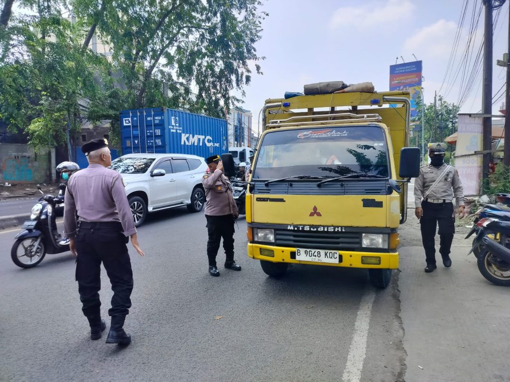 Antisipasi Pergerakan Massa, Polsek Medansatria Lakukan Penyekatan di Perbatasan Bekasi-Jakarta