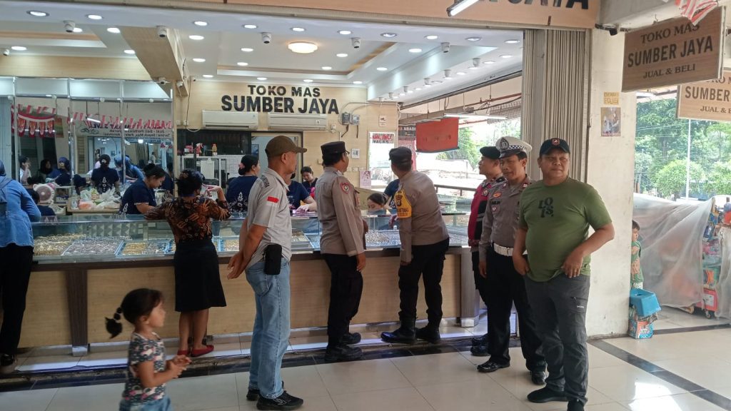 POLSEK BANTAR GEBANG LAKSANAKAN PATROLI KE SENTRAL EKONOMI PASAR BANTAR GEBANG