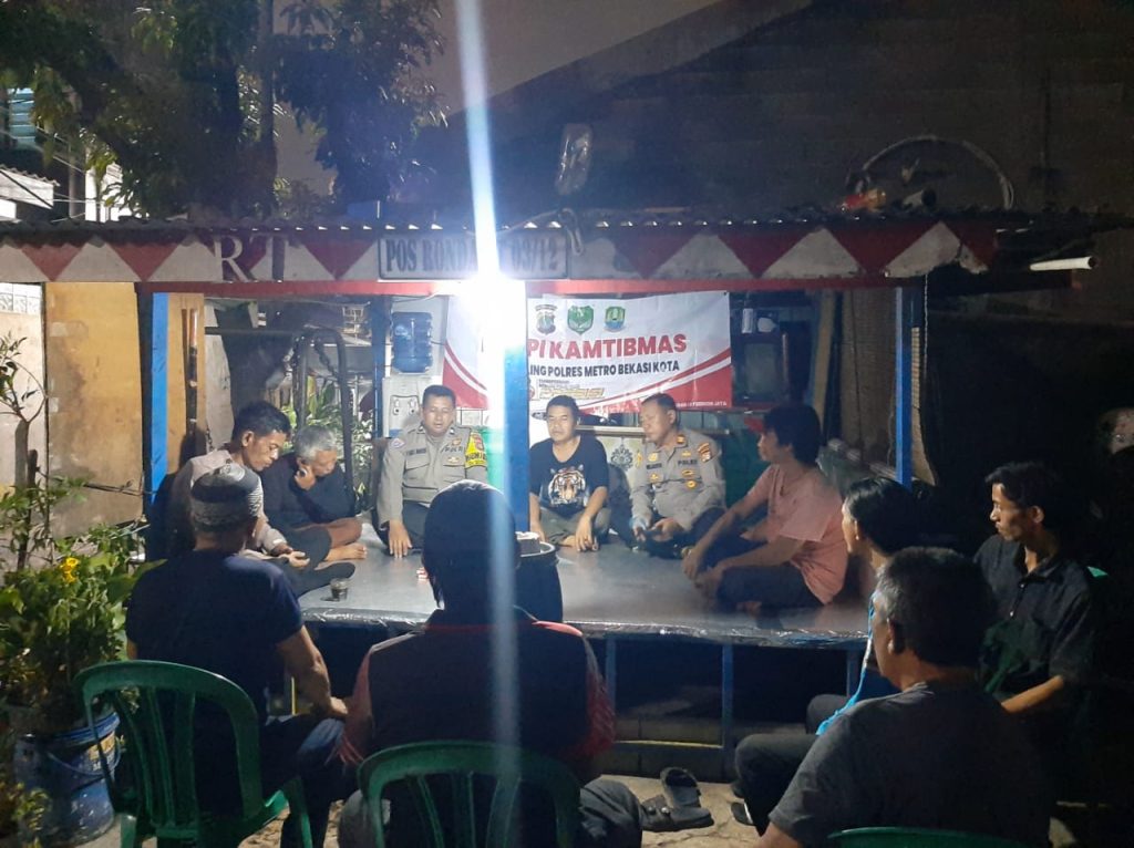 Hangatnya Kebersamaan Polisi dan Warga Kayuringin Jaya Jaga Kamtibmas