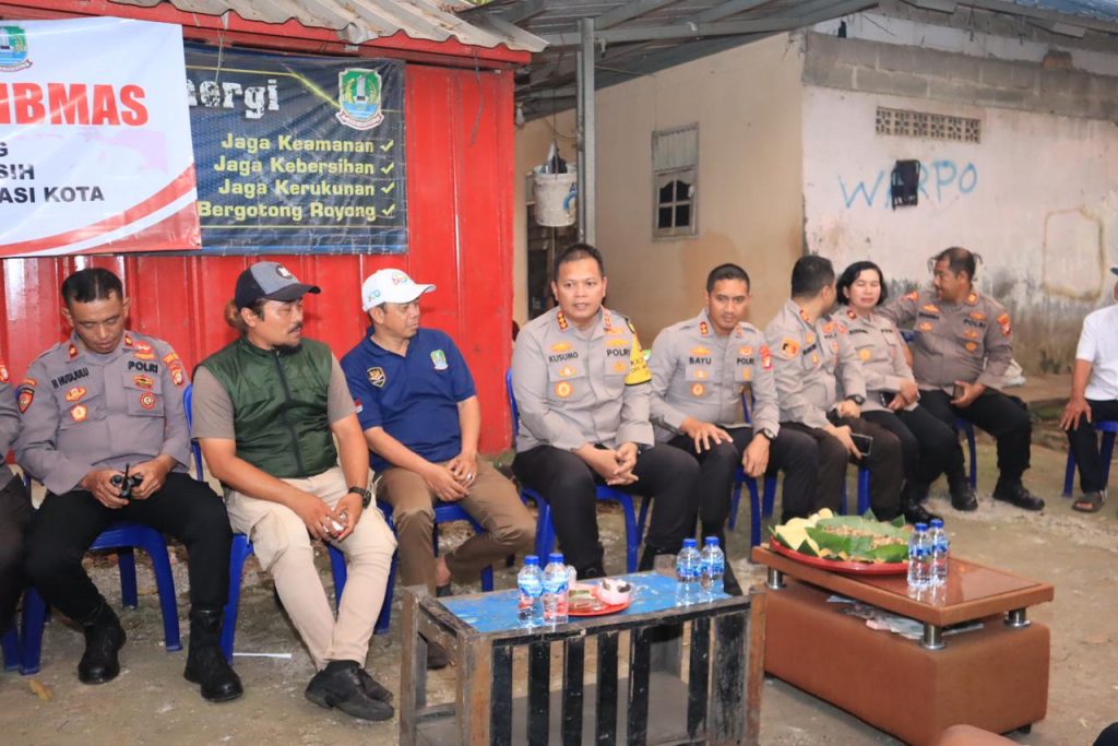 Bersama Jajarannya Terjun Langsung Ke Masyarakat, Kapolres Metro Bekasi Kota Tampung Keluhan Warga