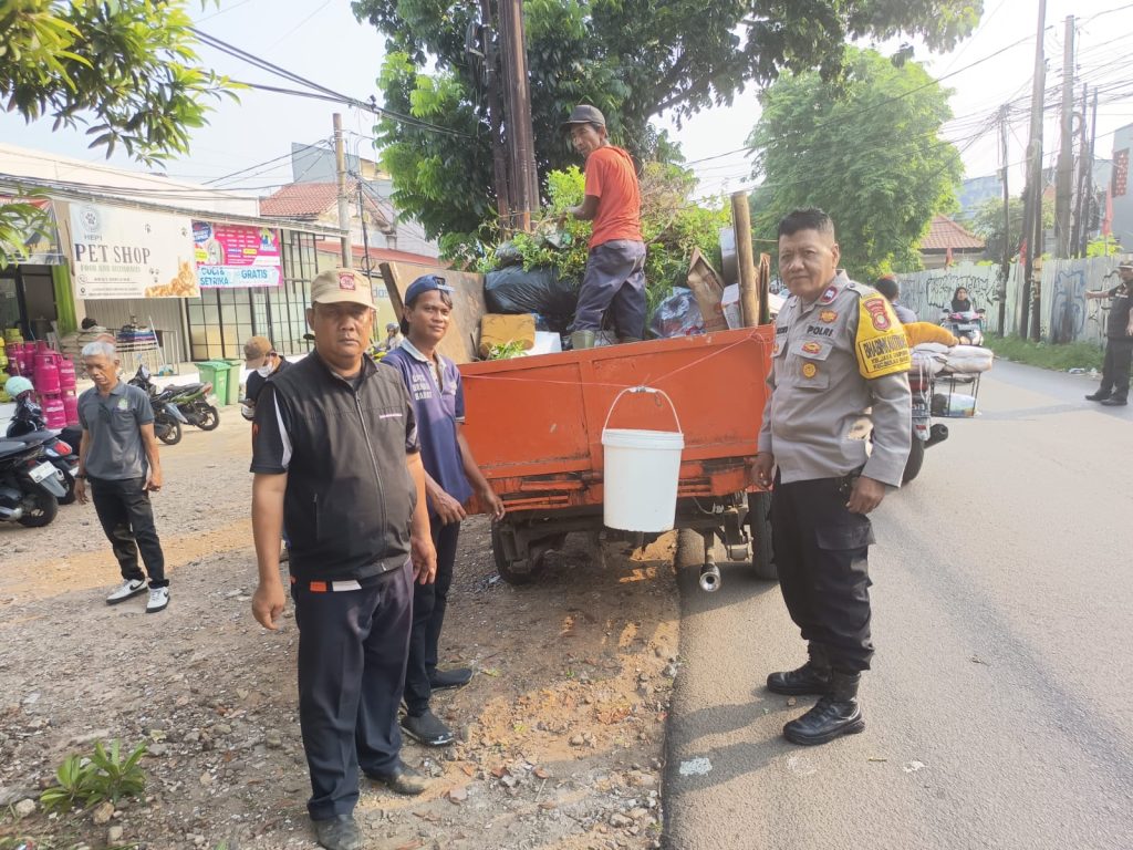 “Sabtu Bersih” Bhabinkamtibmas Jakasampurna: Wujud Nyata Kepedulian terhadap Lingkungan