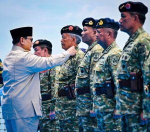 Presiden Prabowo Anugerahkan Pangkat Istimewa kepada 11 Purnawirawan TNI di Atas KRI dr. Radjiman Wedyodiningrat