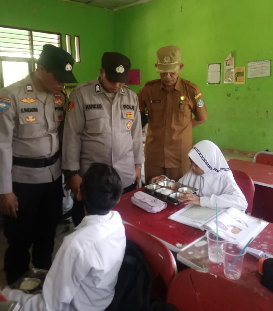 Pastikan Program Berjalan Lancar, Polsek Jatisampurna Monitoring Penyaluran Makan Bergizi Gratis di SDN II