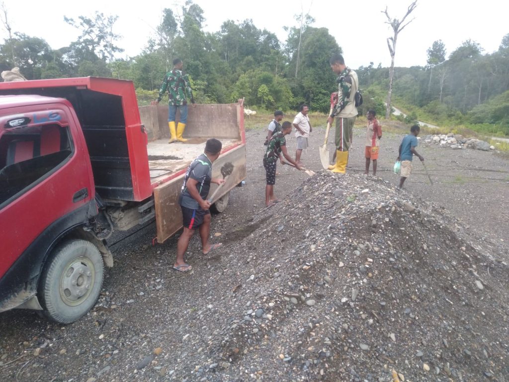 Satgas TMMD ke-126 Mulai Bekerja di Kampung Babak, TNI dan Warga Tambrauw Bergotong Royong Bangun Jalan