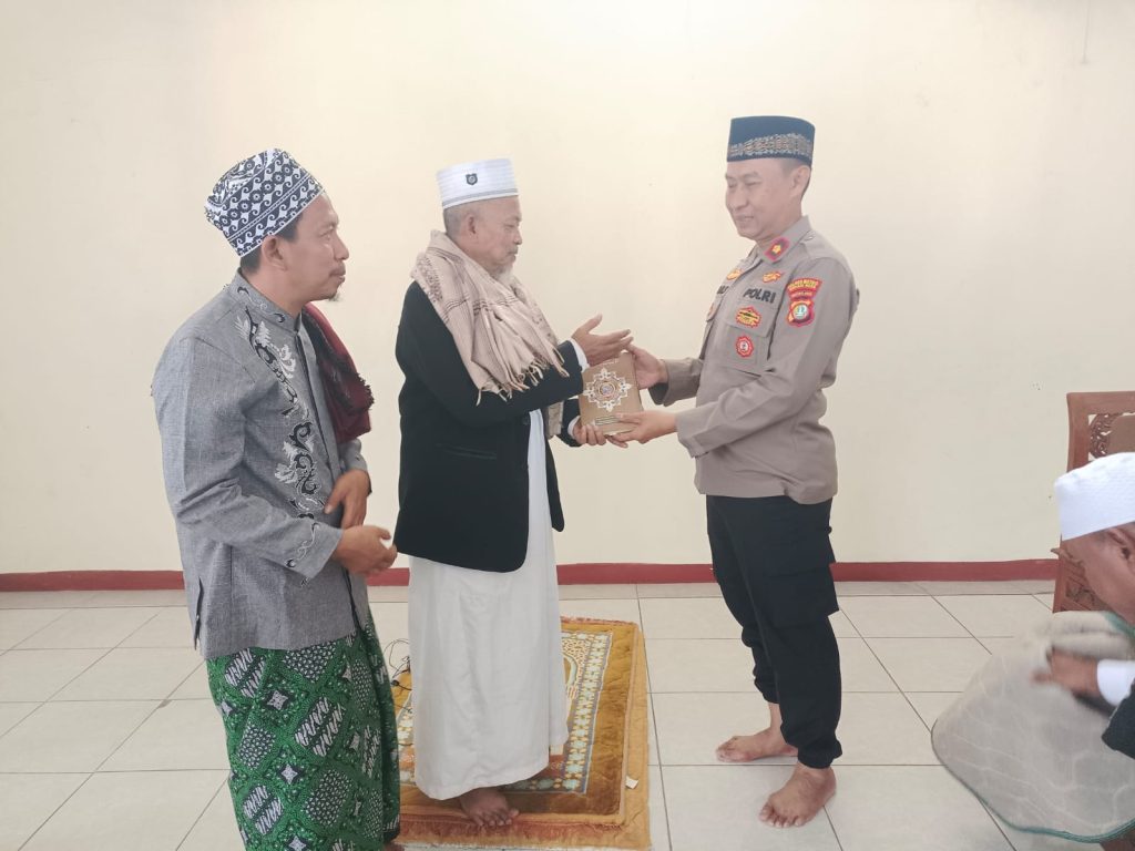 Silaturahmi, Himbauan Kamtibmas, dan Sholat Jumat Keliling Kapolsek Bekasi Utara