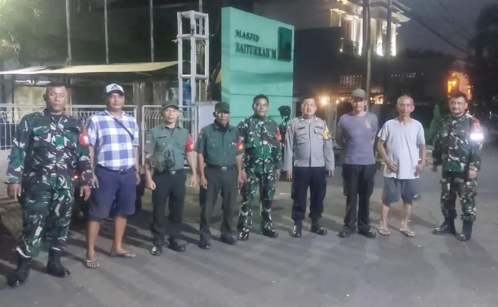 Upaya Preventif Tindak Kriminalitas, Kodim 0505/JT Gelar Patroli dan Siskamling Bersama Komduk di Wilayah Cipayung.