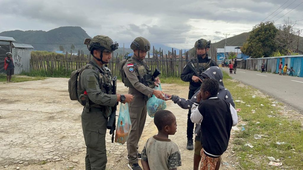 Personel Ops Damai Cartenz Berbagi Kebahagiaan Bersama Warga dan Anak-anak di Enarotali