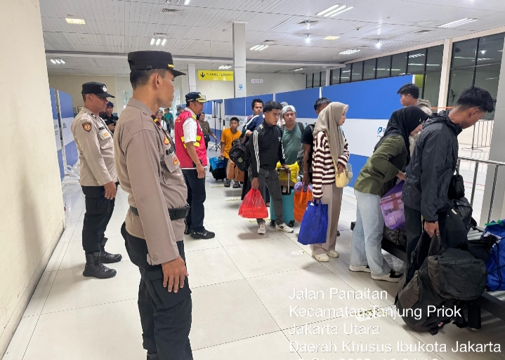 Pelayanan Penumpang Kapal KM. Dobonsolo, Polri Hadir Untuk Masyarakat