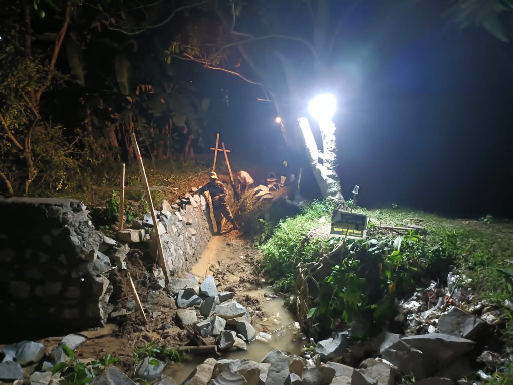 Satgas TMMD ke-126 Hari Ke-6 Lembur Malam Bangun Tanggul Penahan Tebing di Desa Nagacipta