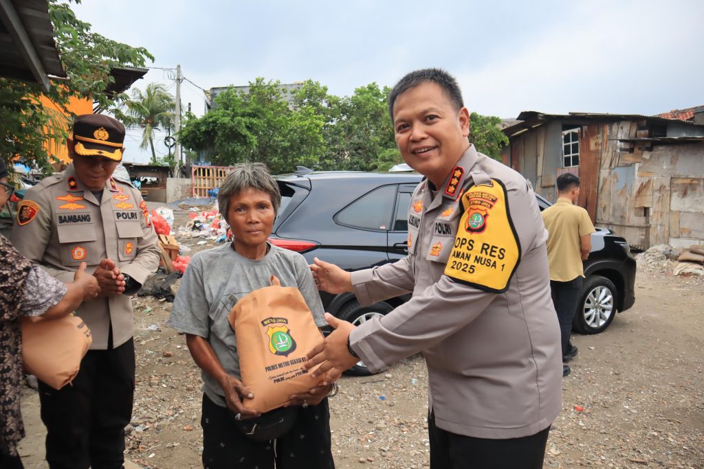 Polres Metro Bekasi Kota Gelar Bakti Kesehatan dan Sosial di Slum Area Jatiwaringin, Tingkatkan Kualitas Hidup Warga