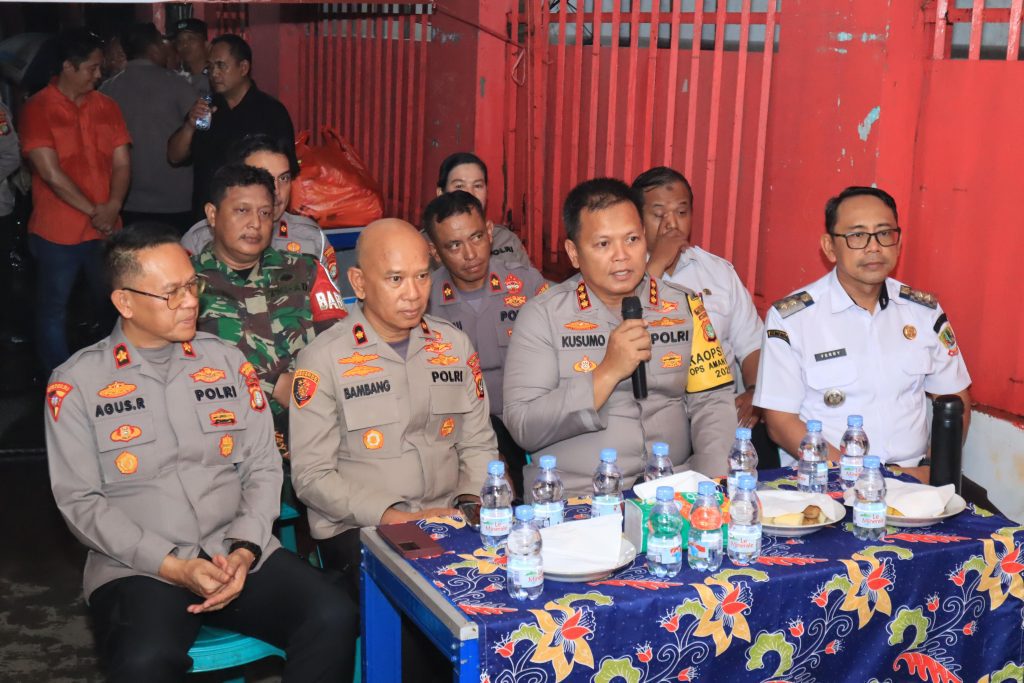 Kapolres Metro Bekasi Kota “Ngopi Kamtibmas,” Ajak Warga Jati Rahayu Hidupkan Satkamling