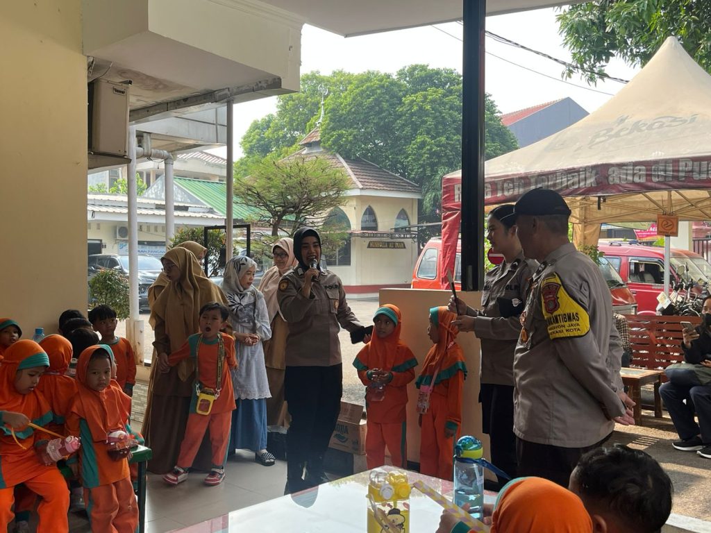 Polsek Bekasi Selatan Kenalkan Dunia Kepolisian Lewat Program Polisi Sahabat Anak Bersama TK Sakura Jakasetia