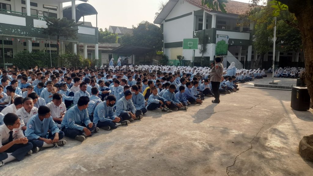 BINLUH TENTANG BULLYING DAN KENAKALAN REMAJA OLEH POLSEK BEKASI UTARA DI SMP NEGERI 21 KOTA BEKASI