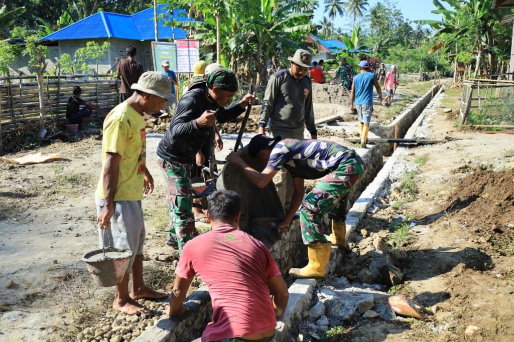 Gotong Royong Tanpa Lelah, Satgas TMMD Kodim 1505/Tidore Bangun Drainase Demi Desa Lebih Baik