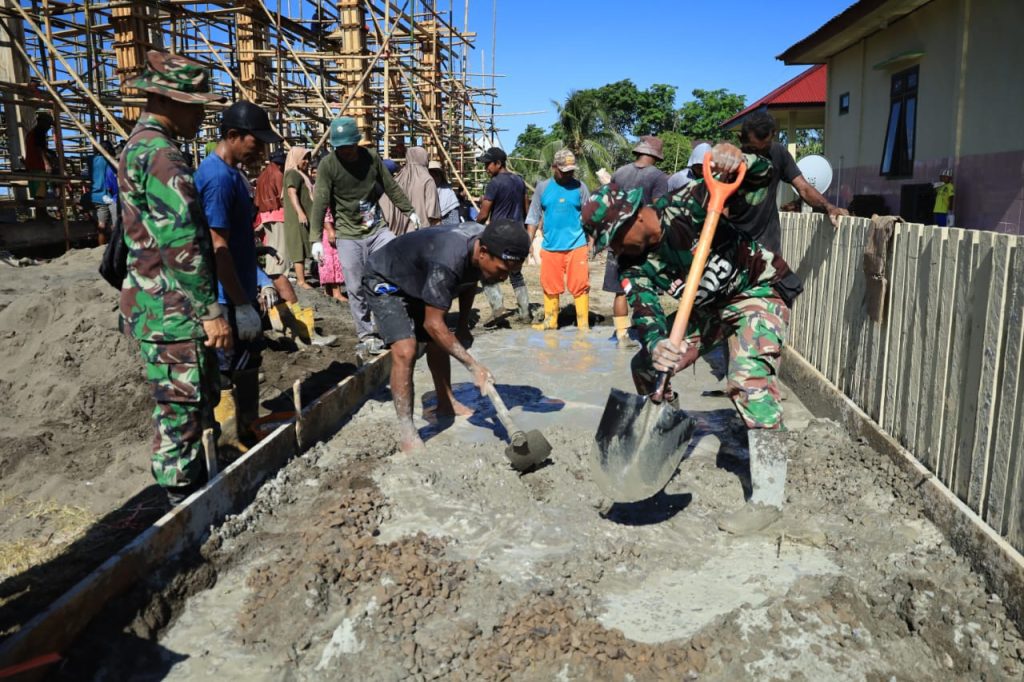 Sinergi TNI dan Rakyat, Satgas TMMD Kodim 1505/Tidore Bersama Warga Cor Tiang Masjid