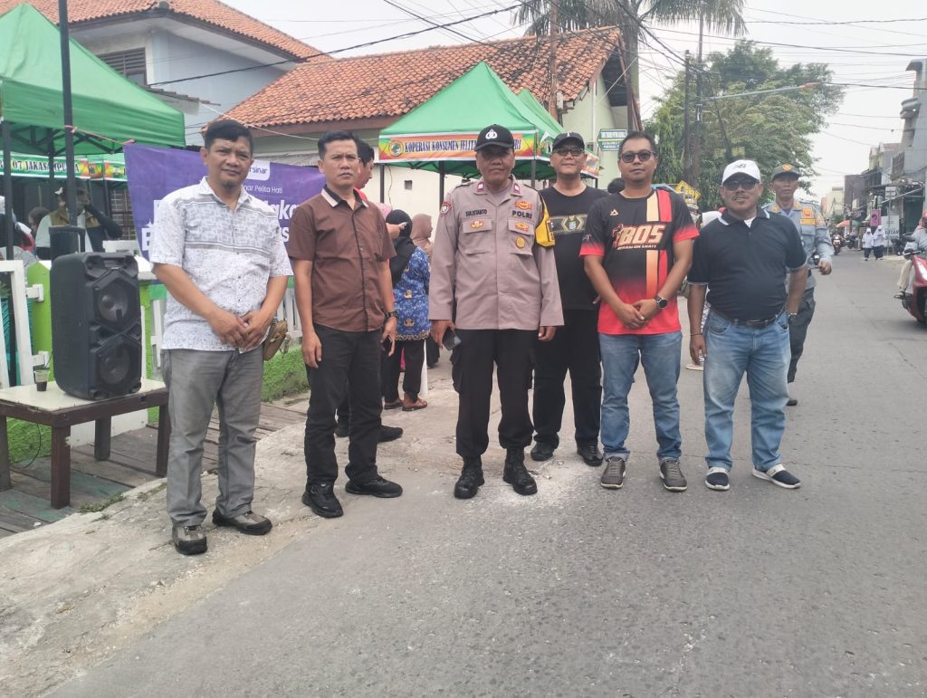 Jumat Berkah di Jakasampurna, Polsek Bekasi Barat Amankan Kunjungan Ibu Walikota di Acara ‘Makan Bayar Seikhlasnya’