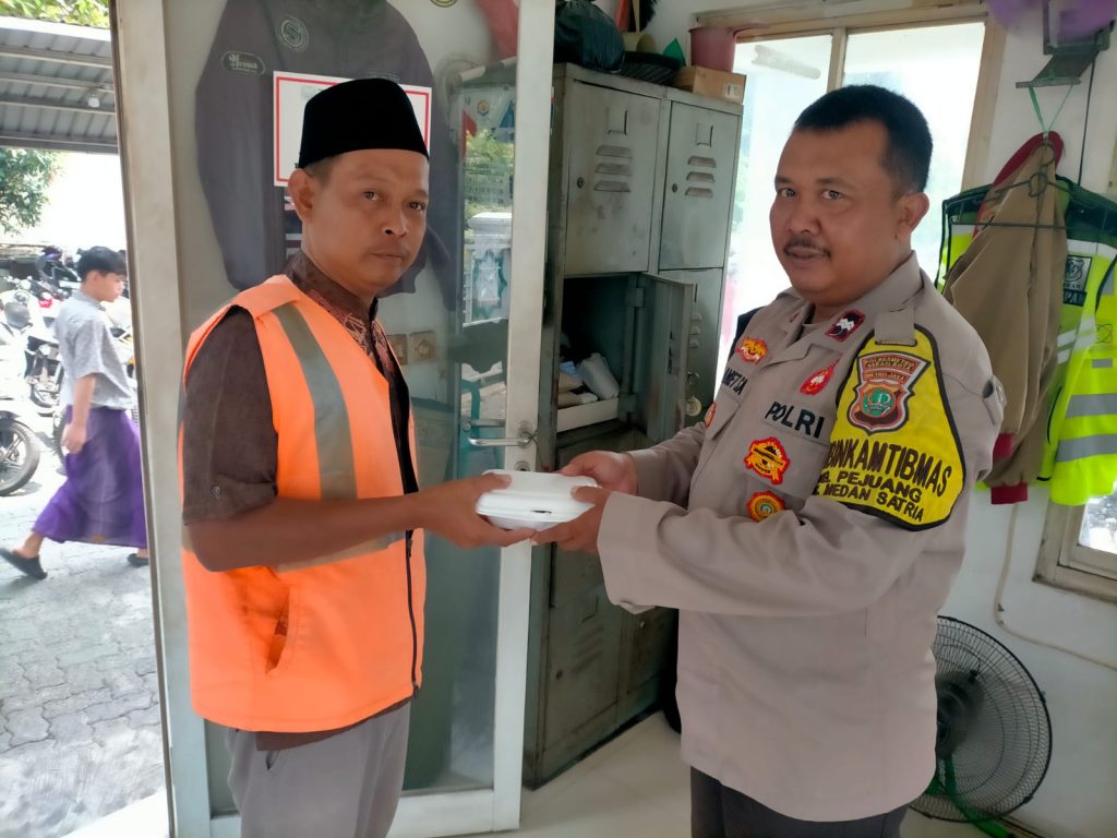 Polsek Medansatria Gelar Jumat Berkah, Bhabinkamtibmas Bagikan Makanan Kepada Warga Pejuang