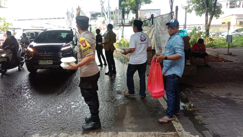 Jumat Berkah Polsek Pondok Gede: Bagikan 100 Nasi Kotak, Bhabinkamtibmas Gandeng Pemuda Jatiwarna Jaga Kondusifitas