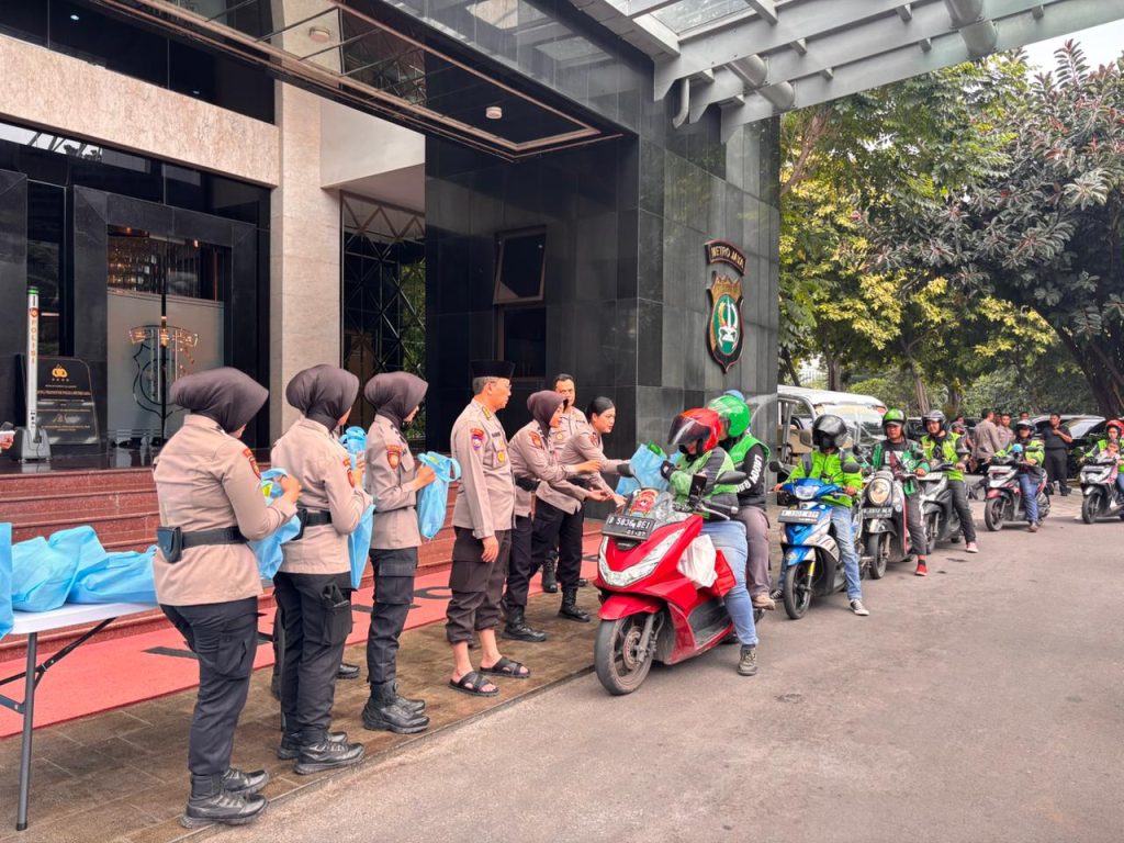 Polwan Polda Metro Jaya Ajak Ojol Tertib Lalu Lintas di Program Jum’at Peduli