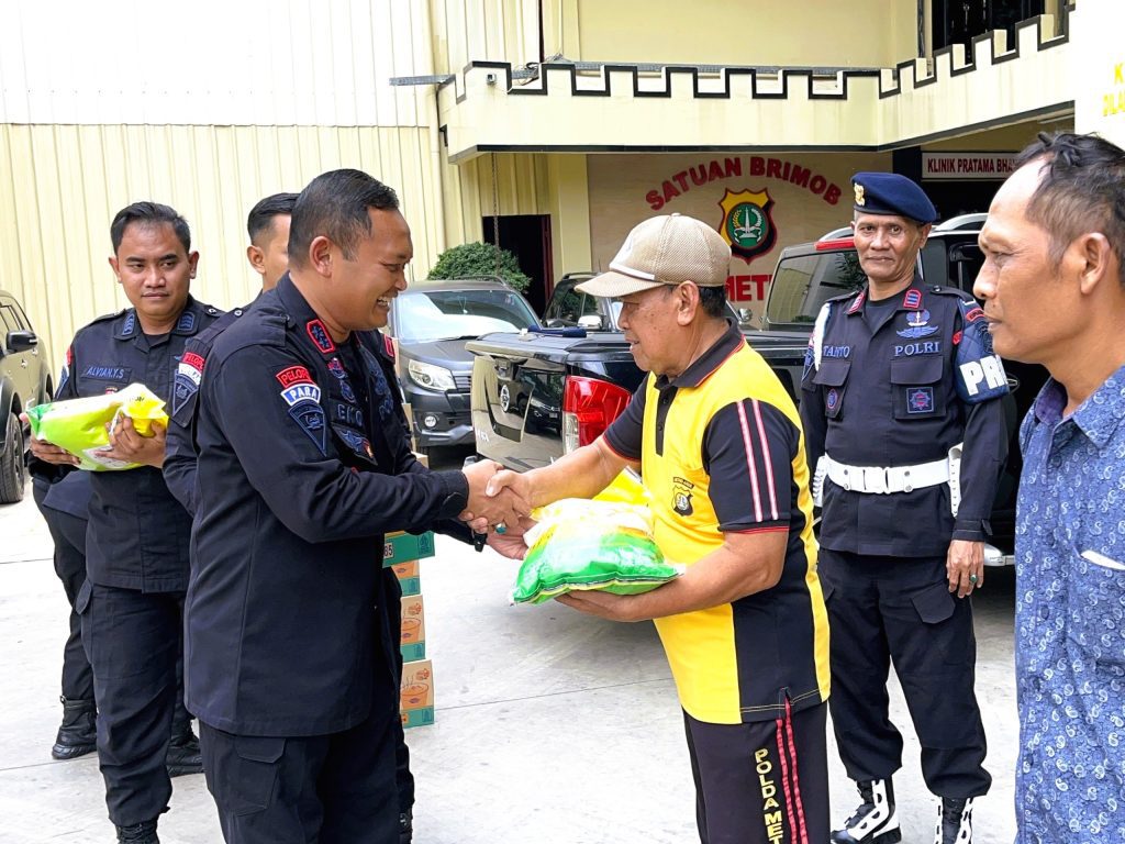 Wujud Kepedulian, Brimob Polda Metro Jaya Berbagi Sembako untuk PHL Staf Mako di Lingkungan Satuan